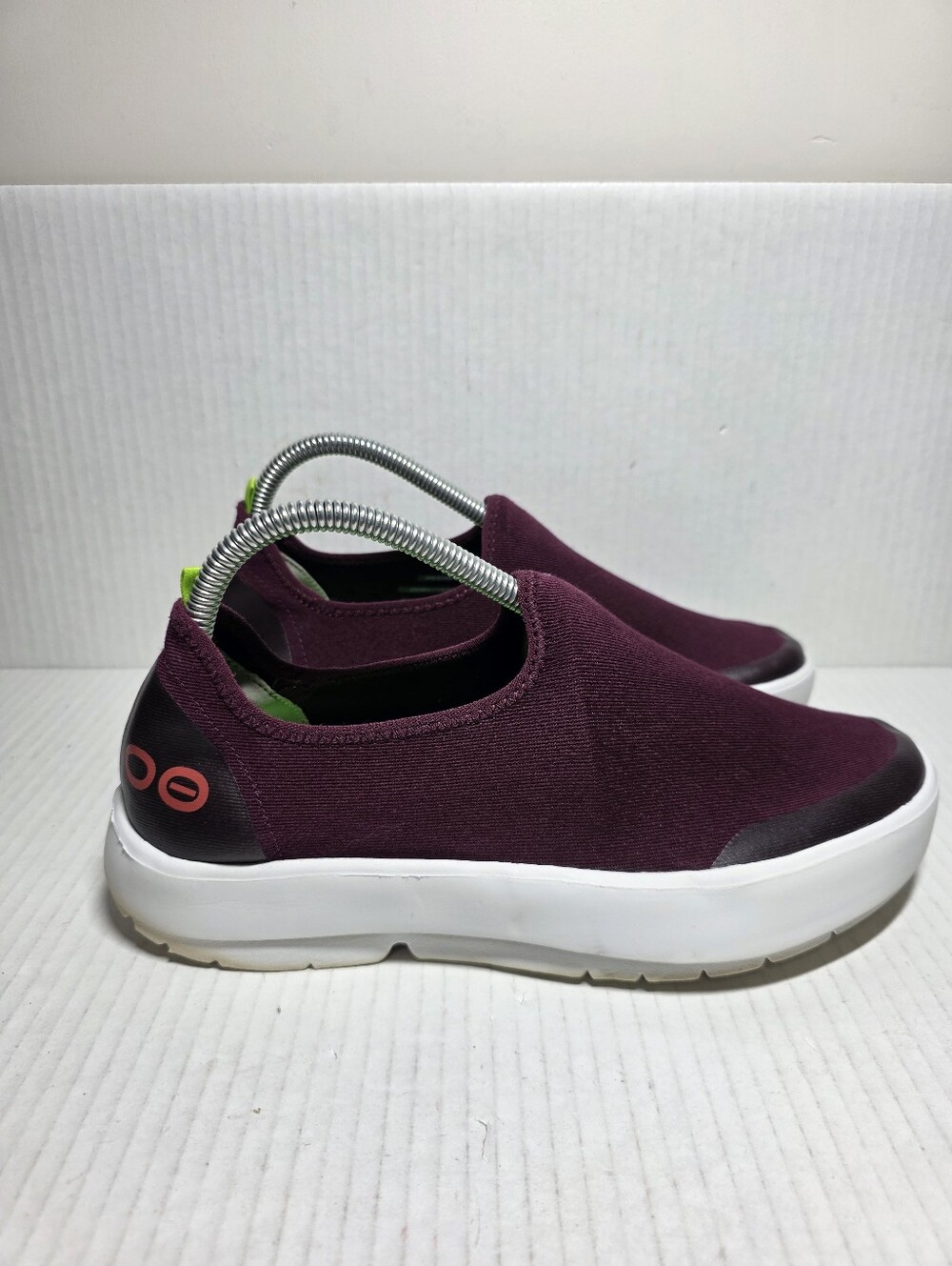 Oofos Oomg Low Women's Size 9 Slip On Shoes Maroon